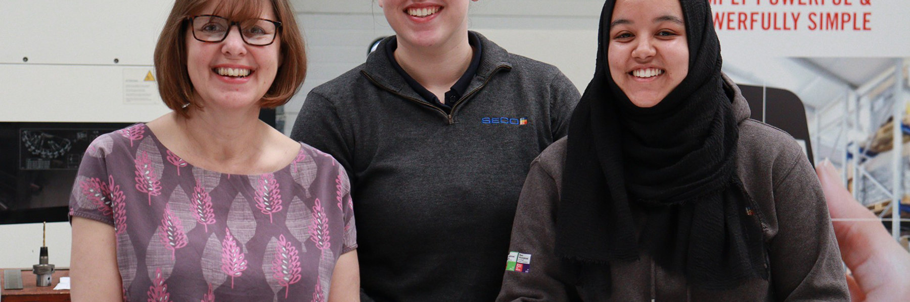 左から右へ:ゾーイ・ウッド、ジョージア・マキナニー、アイシャ・ムスタファ