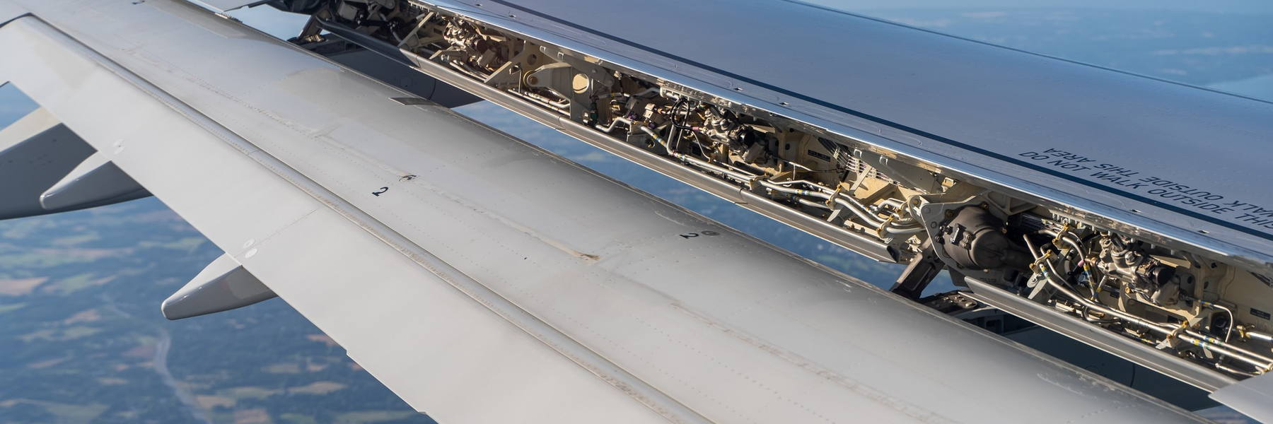 飞机机翼和副翼越来越多地采用CFRP复合材料制成