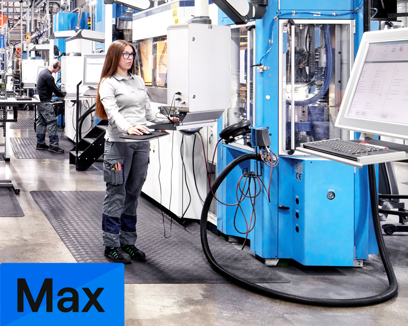 Operator in front of the machine